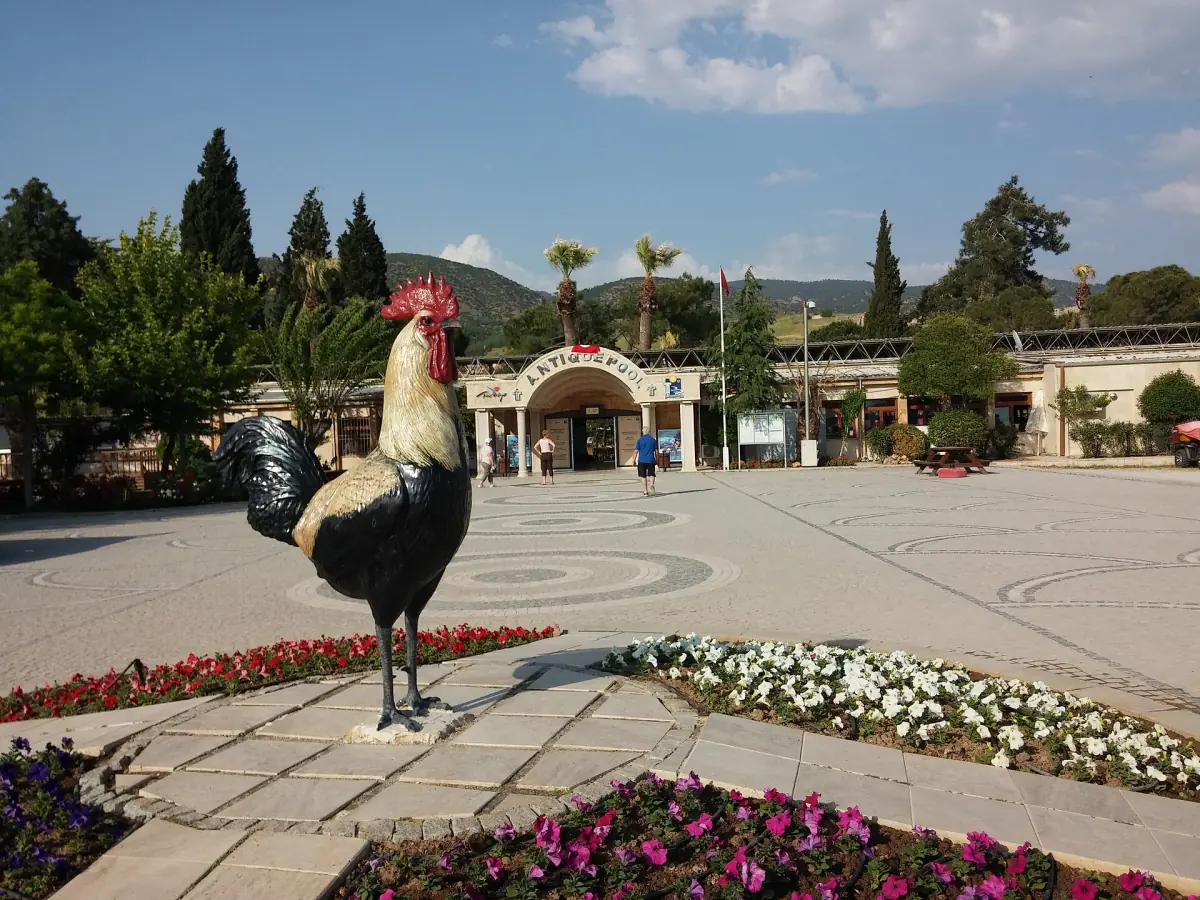 The entrance square at the Antique Pool