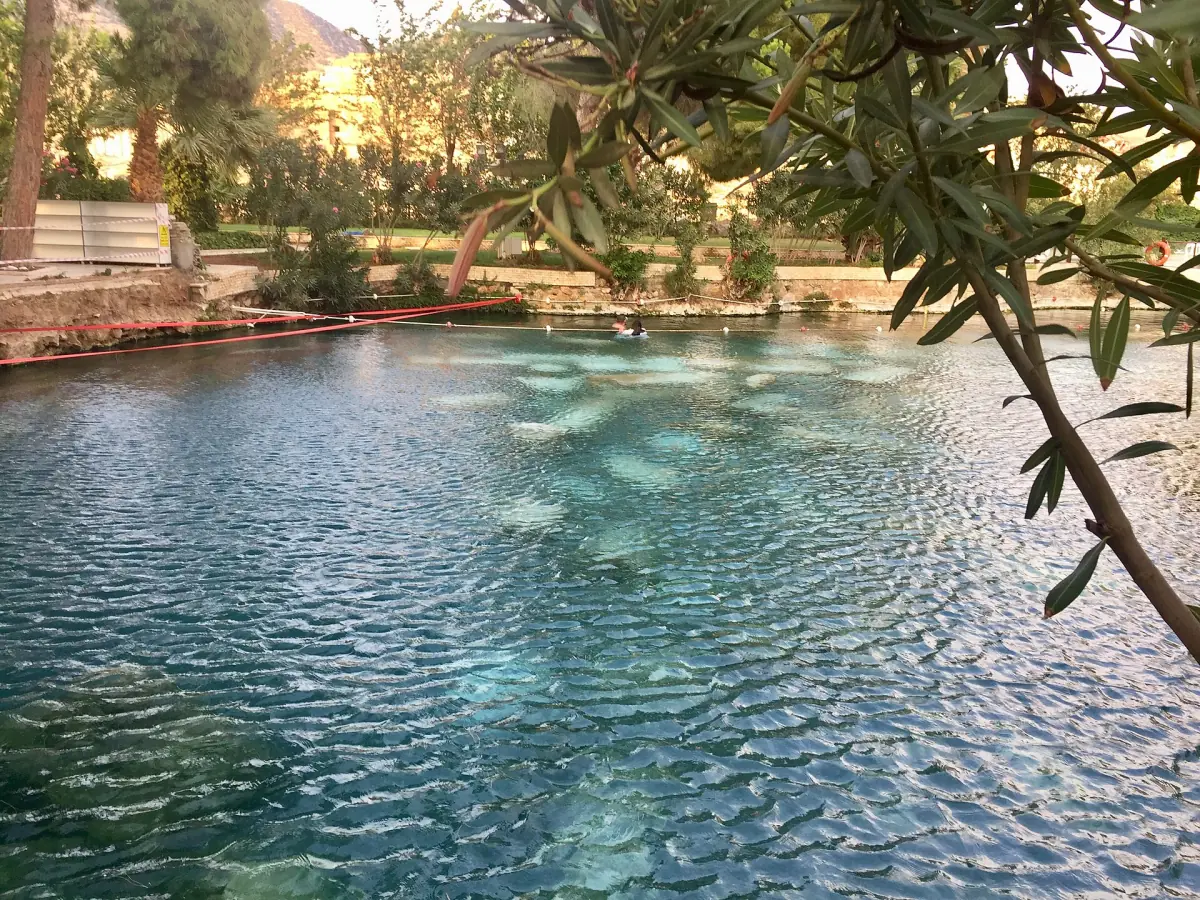 L'eau de l'Antique Pool