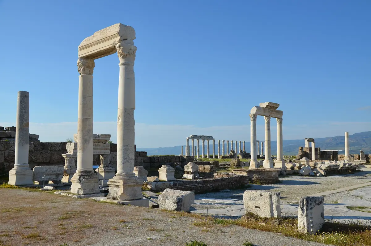 Colonnes et rue pavée à Laodicée