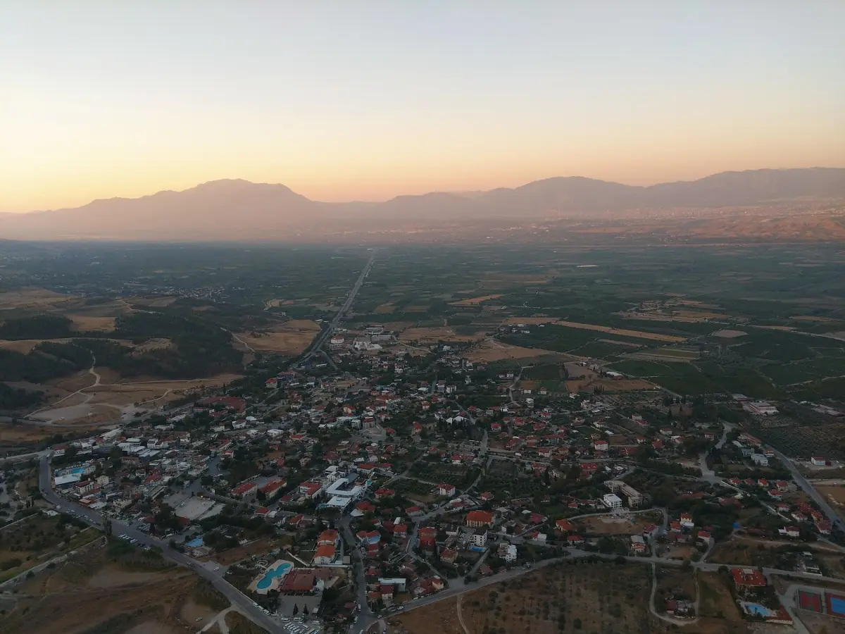 Vue sur le village de Pamukkale depuis une montgolfière
