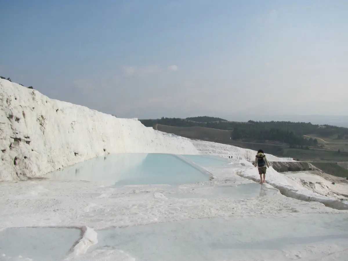 La falaise blanche des terrasses de travertin