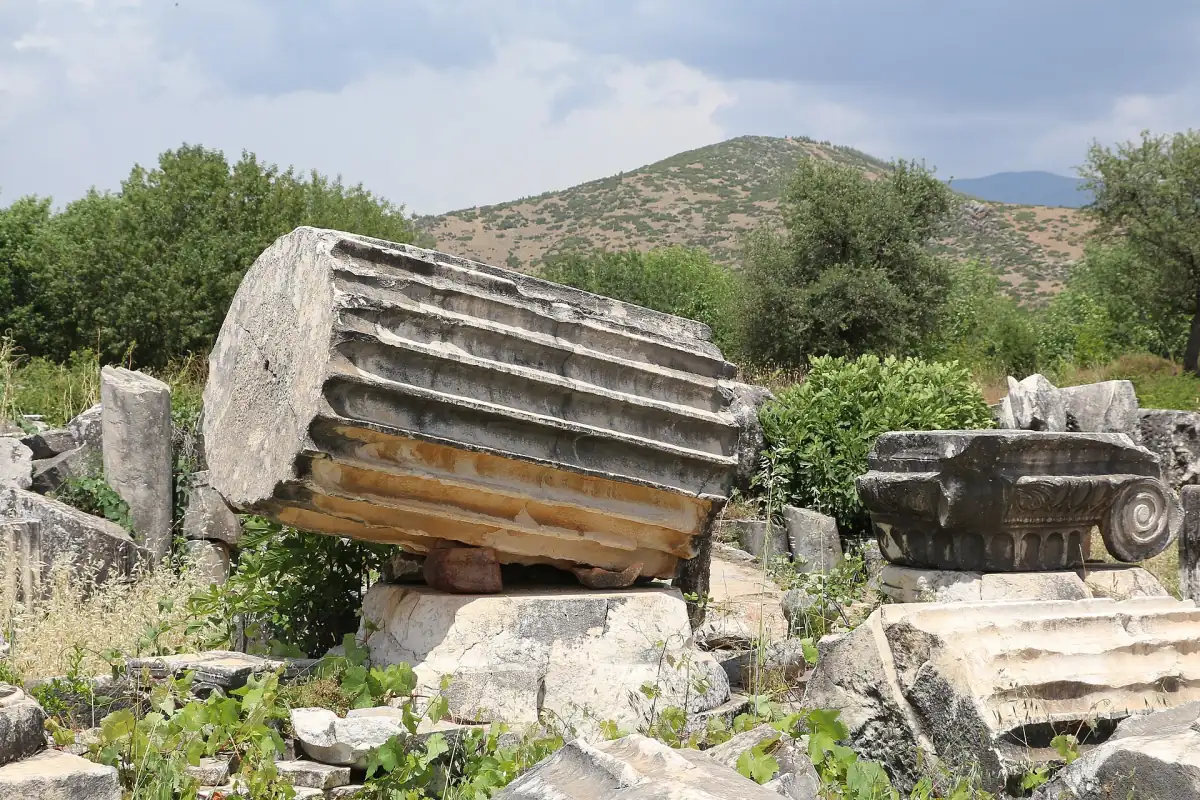 Une colonne tombée au temple d'Aphrodite