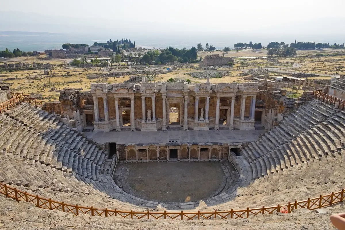 Le théâtre d'Hiérapolis vu d'en haut
